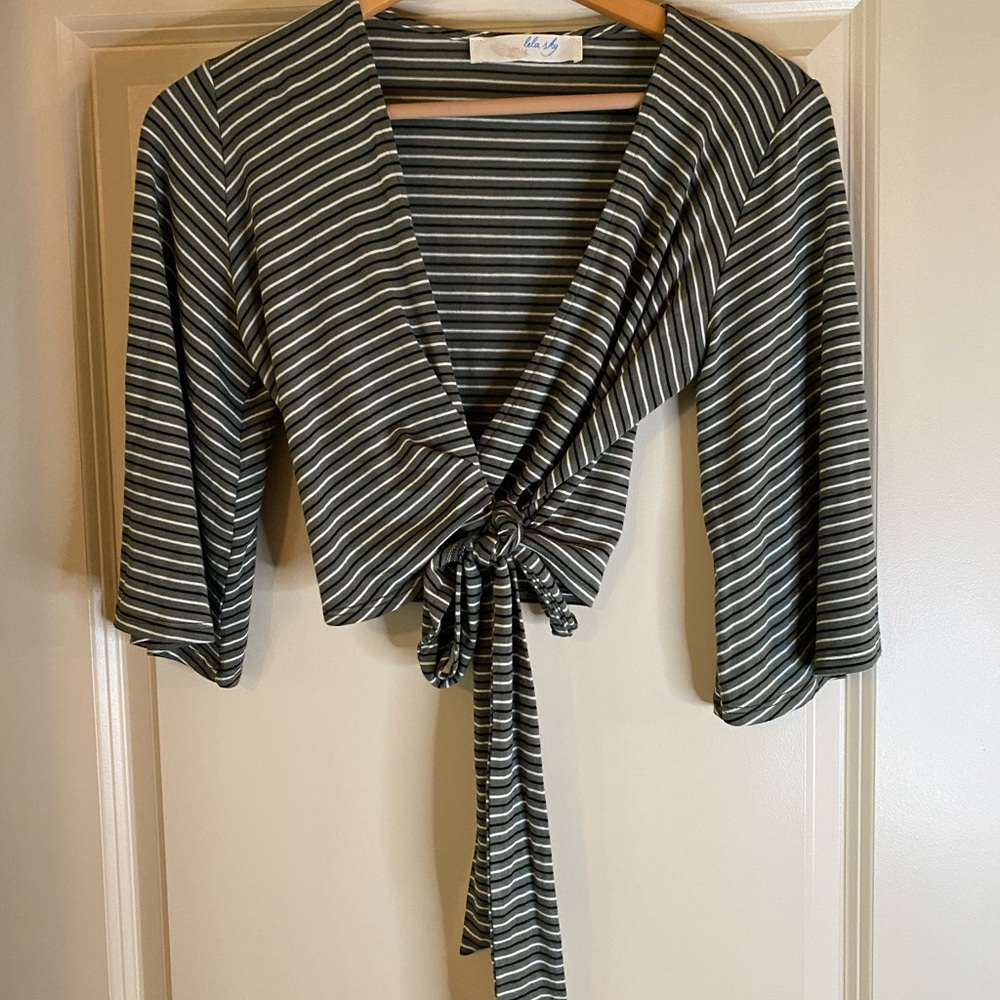 Boutique tie crop top mid sleeves
